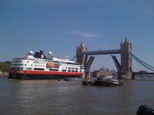 An assessment of current and future cruise ship facility requirements in London picture
